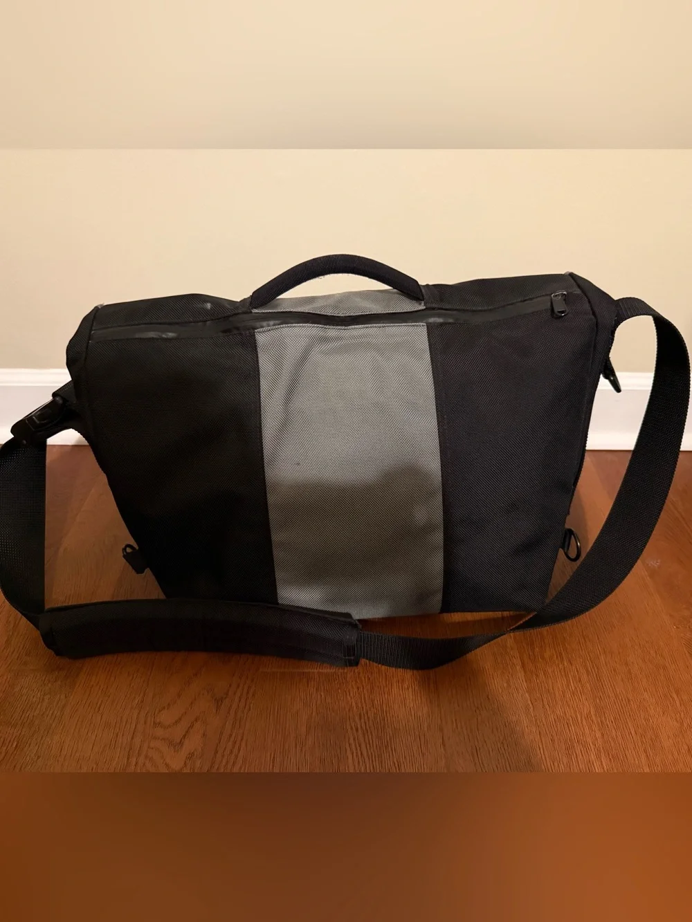 Timbuk2 Commute TSA Laptop Messenger Bag Black Gray Medium